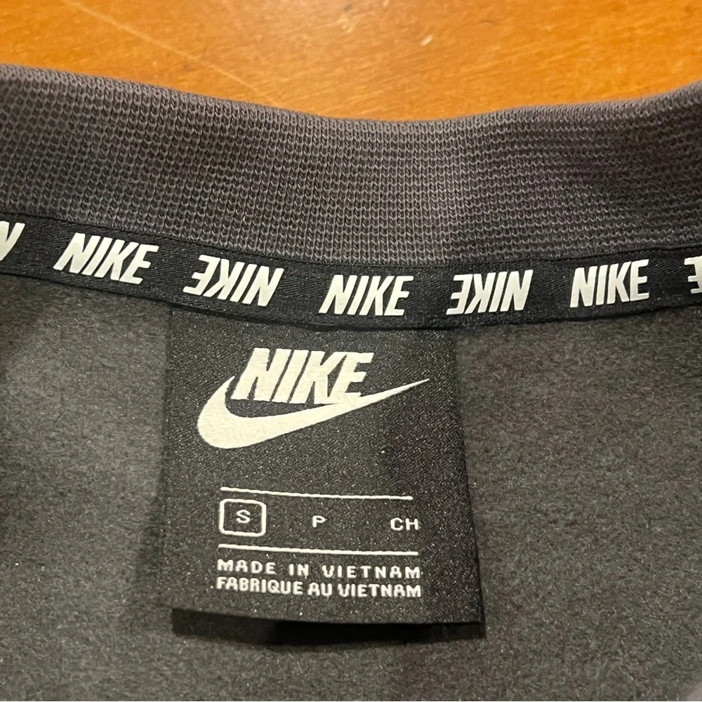 NWT $70 Nike Men’s Standard Fit Hybrid Sweatshirt Gray/Red Pullover Small Crew